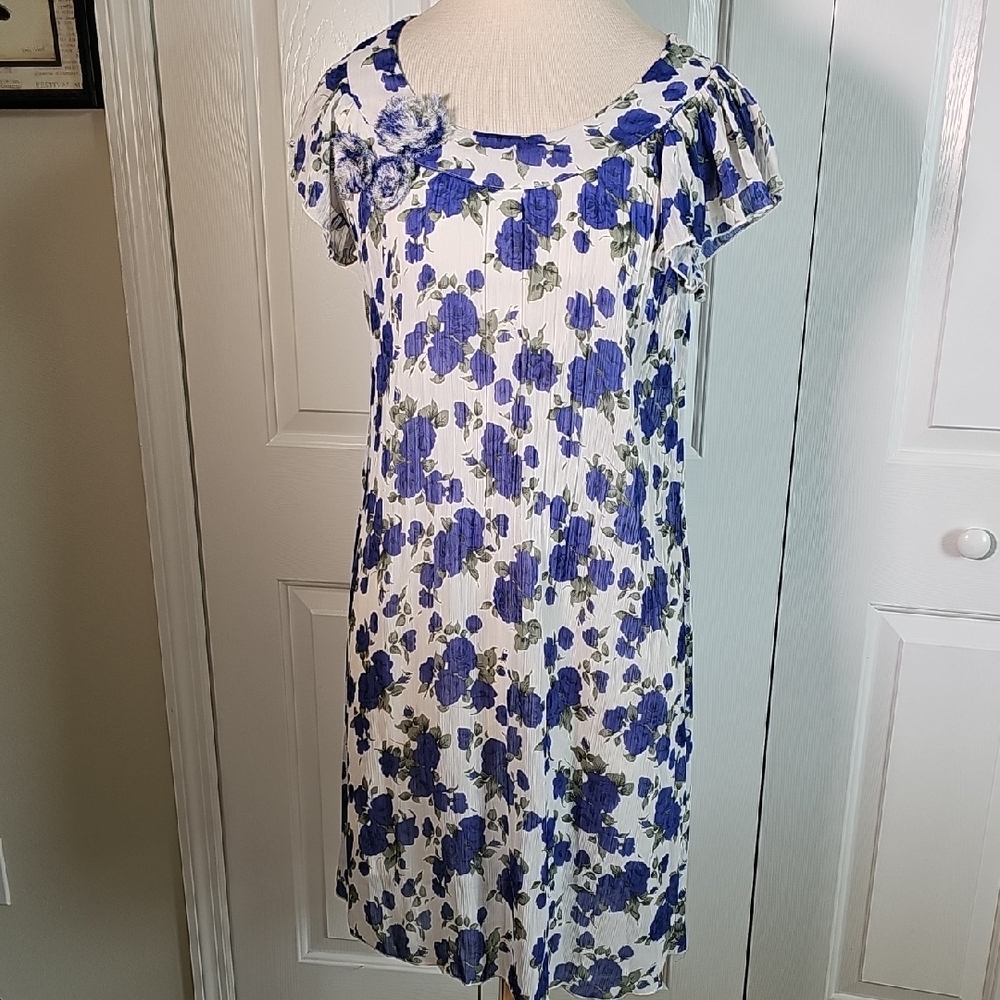 Floral Blue and White Dress By KARIN STEVENS. Size 8.‎ Enbelished Flower Lined
